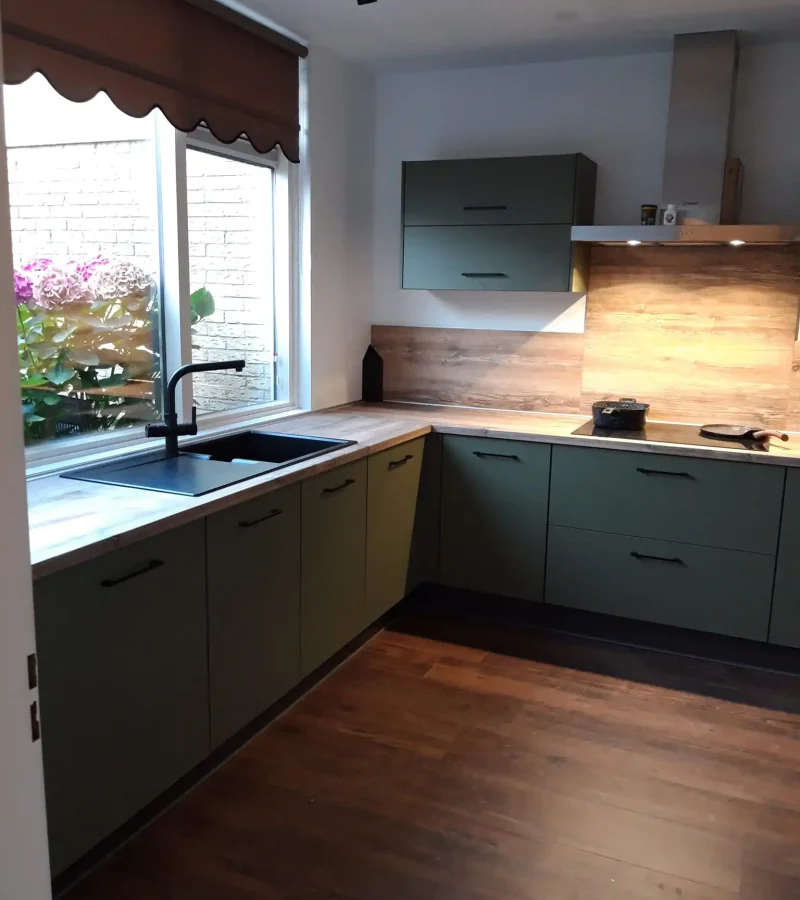 Reforma-de-cocina-moderna-y-minimalista-con-detalles-de-madera-y-muebles-de-color-verde