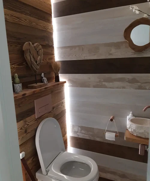 reforma-de-baño-rustico-con-detalles-de-madera_-leds-blancos-y-cisterna-empotrada